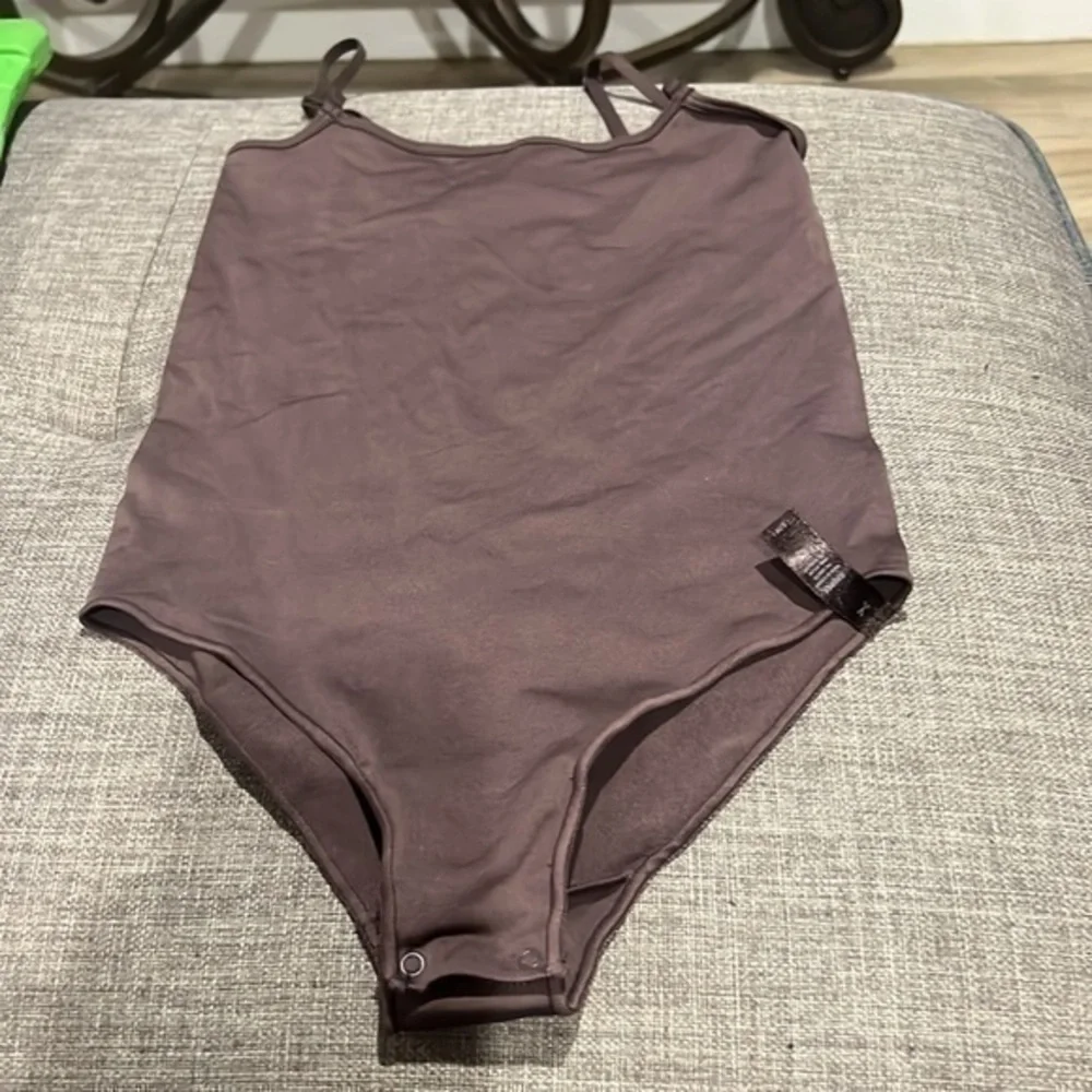 Skims Essential Cami Bodysuit - Picture 5 of 6